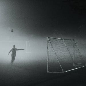 Football dans le brouillard, carte postale N/B pour les fans de Postcrossing