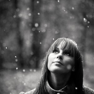 Premières cartes postales de portraits N/B dans la neige pour Postcrossing. Photographie d'art ou impression sur toile.