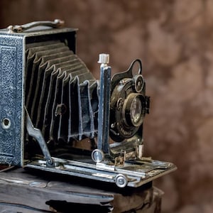 Cartão postal de câmera vintage. Ferramenta steampunk. Cartão fotográfico para fãs de Postcrossing.