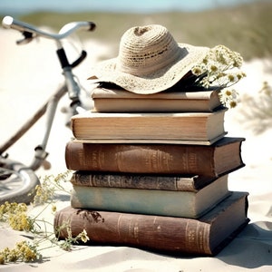 La sensación del verano en la playa con libros, postales de sombreros y bicicletas. Postal de la infancia para los fans de Postcrossing.