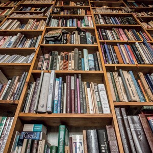 Bücherregal in Hausbibliothek Postkarte für Postcrossing Fans Fine Art Buch Fotografie oder Leinwand Druck