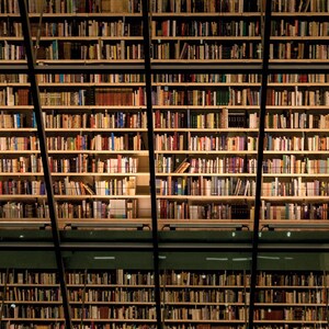 Carte postale dans une bibliothèque pour les fans de Postcrossing, photographie ou impression sur toile de livres d'art