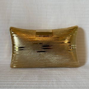 Bolso de hombro vintage Bonwit Teller de metal dorado: diseño escultural con correa de cadena, glamour de mediados de siglo