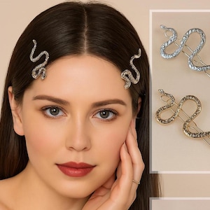 Puede incluir: Dos horquillas para el pelo con forma de serpiente, una con acabado plateado y otra con acabado dorado. Cada horquilla presenta una superficie texturizada con diseño de escamas y un cierre de pinza estándar para sujetar el cabello.