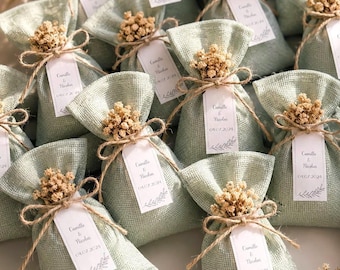 Bolsitas de lavanda personalizadas como recuerdo: Flores secas para bodas y baby showers.