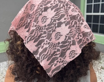 Pañuelo para el cabello rosa de encaje hecho a mano / Pañuelo bohemio estilo cottagecore, accesorio femenino para atar en la parte posterior
