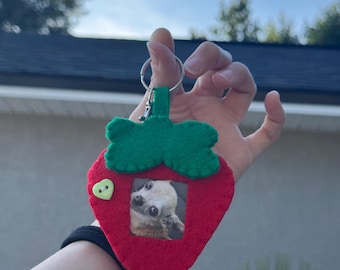 Strawberry Photo Frame Felt Keychain – Personalized Valentine’s Day Keychain – Couple Photo Frame Keychain – Handmade Felt Gift