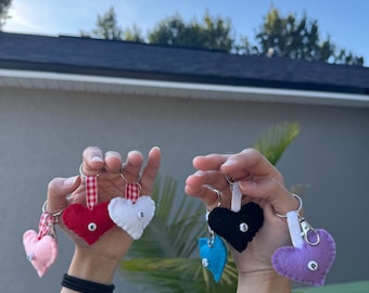 Personalized Felt Heart Keychain Set – Couple Initial Keychains – Valentine’s Day Gift for Partners – Custom Letter Button Hearts