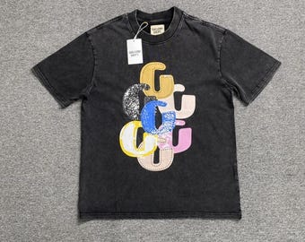 Camiseta gráfica negra vintage: camiseta unisex de estilo urbano