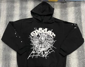 Sudadera negra con capucha – Diseño gráfico web blanco