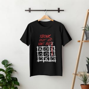 Maglietta "Think Outside the Box" - T-shirt unisex con grafica ispiratrice - Regalo unico per uomini e donne - Maglietta motivazionale per lavoro o scuola