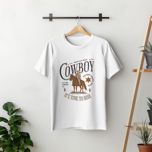 Maglietta grafica da cowboy per uomo – Maglietta vintage da cavaliere western – Stile fuorilegge americano – Regalo rustico da rodeo per lui