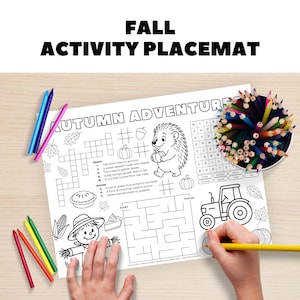 Puede incluir: Un mantel individual de actividades de otoño en blanco y negro con el texto "Autumn Adventure". El mantel individual presenta un crucigrama, un laberinto e ilustraciones de elementos temáticos de otoño como calabazas, un espantapájaros y un erizo.