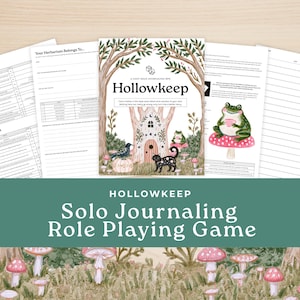 Könnte beinhalten: Ein Hollowkeep Solo-Journaling-Rollenspielbuch mit einer Titelillustration eines Baumhauses, einer schwarzen Katze, einer Krähe und Pilzen. Das Set enthält bedruckte Seiten mit Text, Tabellen und einer Grafik eines grünen Frosches auf einem Pilz.