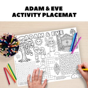 Op de afbeelding: Een "Adam & Eve Activity Placemat" met zwarte tekst. De placemat heeft een zwart-wit illustratie van Adam en Eva, een doolhof, een kruiswoordraadsel en andere activiteiten. Kleurpotloden en kleurpotloden liggen op tafel.