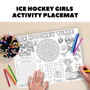 Puede incluir: Un mantel individual de actividades blanco con el texto "ICE HOCKEY TIME" y "ICE HOCKEY GIRLS ACTIVITY PLACEMAT". El mantel individual presenta un laberinto, crucigrama e ilustraciones de hockey. Se ven lápices de colores.
