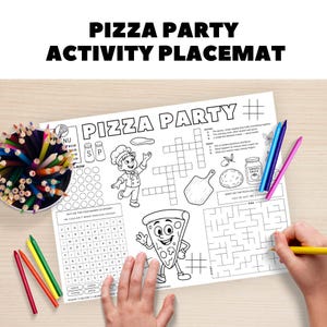 Op de afbeelding: Een witte "Pizza Party Activity Placemat" met een verscheidenheid aan activiteiten, waaronder een kruiswoordpuzzel, een doolhof en een woordzoeker. De placemat bevat illustraties van pizza-gerelateerde items en een cartoonchef. Kleurpotloden zijn zichtbaar.