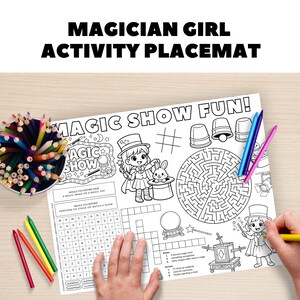 以下が含まれることがあります： 「MAGICIAN GIRL ACTIVITY PLACEMAT」と「MAGIC SHOW FUN！」の文字が入った、白黒のアクティビティプレースマット。マジシャン、帽子の中のウサギ、迷路、クロスワードパズルなどのイラストが描かれています。色鉛筆も写っています。