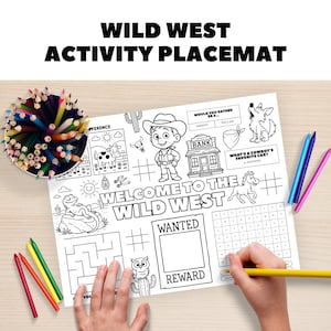 Könnte beinhalten: Eine Wild-West-Aktivitäts-Platzmatte mit Cowboy-Motiv, mit Illustrationen eines Cowboys, einer Bank, eines Kaktus und anderer westlicher Elemente. Die Platzmatte enthält den Text "WILD WEST ACTIVITY PLACEMAT", "WELCOME TO THE WILD WEST", "WANTED" und "REWARD". Buntstifte und Wachsmalstifte sind sichtbar.