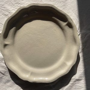 Large round presentation dish from the &quot;Classique&quot; collection - white chamotte stoneware - handcrafted in France