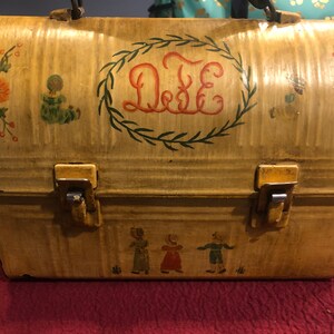 Vintage 1940&#39;s Aladdin Folk Art Lunch Box with Leather Handle & Green Felt Lining