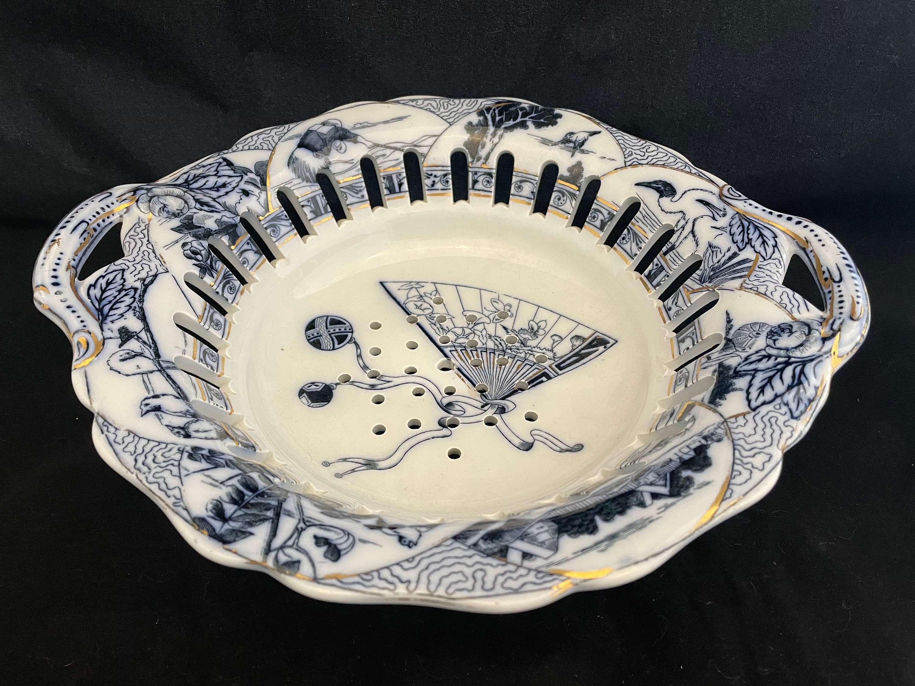 サーフ Vintage Flow Blue Strawberry/berry Dish Strainer With Fan Design