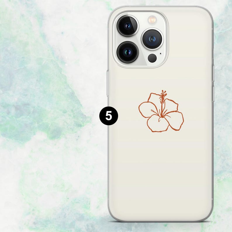 K&ouml;nnte beinhalten: Eine transparente Handyh&uuml;lle mit cremefarbenem Hintergrund und einem braunen Hibiskusbl&uuml;ten-Design. Die H&uuml;lle hat einen Kameraausschnitt und Tastenabdeckungen. Die Zahl "5" ist in Schwarz auf der linken Seite aufgedruckt.