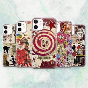 Puede incluir: Cinco fundas para teléfono con diseños vintage de circo. Cada funda presenta una ilustración única, incluyendo payasos, estrellas y texto como "THE FOOL" y "THE END?". La paleta de colores incluye rojo, blanco y negro.