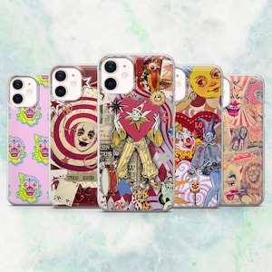 Puede incluir: Una colección de cinco fundas para teléfono con diseños únicos de circo. Cada funda presenta una ilustración diferente, incluyendo payasos, una espiral y carteles de circo vintage. Las fundas son transparentes, mostrando los diseños.