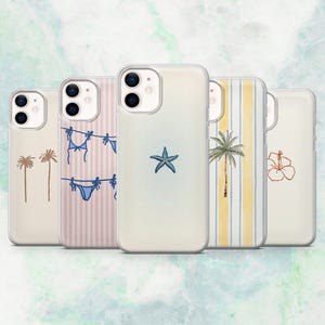 K&ouml;nnte beinhalten: F&uuml;nf transparente Handyh&uuml;llen mit Strandmotiven. Die Designs umfassen Palmen, einen Bikini, einen Seestern, eine Palme und eine Hibiskusbl&uuml;te. Die H&uuml;llen sind in einer Reihe angeordnet und zeigen die Vielfalt der sommerlichen Kunstwerke.