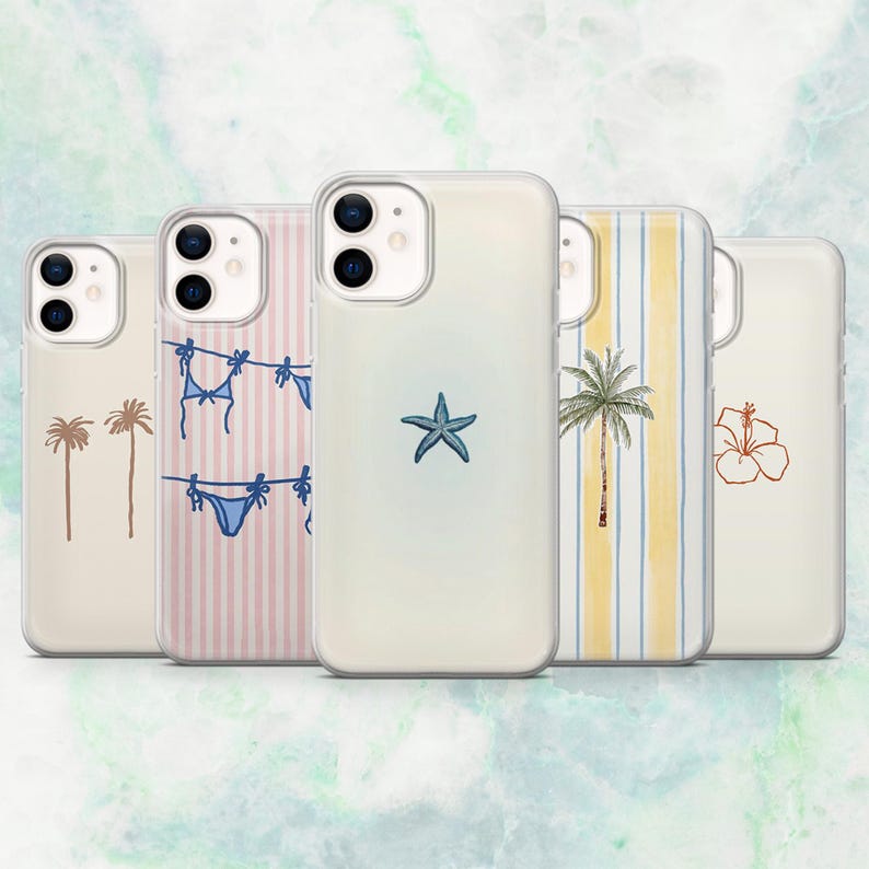 K&ouml;nnte beinhalten: F&uuml;nf transparente Handyh&uuml;llen mit Strandmotiven. Die Designs umfassen Palmen, einen Bikini, einen Seestern, eine Palme und eine Hibiskusbl&uuml;te. Die H&uuml;llen sind in einer Reihe angeordnet und zeigen die Vielfalt der sommerlichen Kunstwerke.