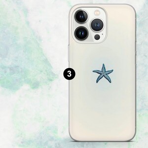 K&ouml;nnte beinhalten: Eine transparente Handyh&uuml;lle mit cremefarbenem Hintergrund und einem blauen Seestern-Design. Die H&uuml;lle hat einen Kameraausschnitt und ist f&uuml;r ein Smartphone konzipiert. Die H&uuml;lle besteht aus transparentem Material.