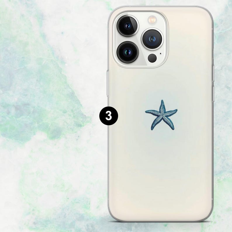 K&ouml;nnte beinhalten: Eine transparente Handyh&uuml;lle mit cremefarbenem Hintergrund und einem blauen Seestern-Design. Die H&uuml;lle hat einen Kameraausschnitt und ist f&uuml;r ein Smartphone konzipiert. Die H&uuml;lle besteht aus transparentem Material.