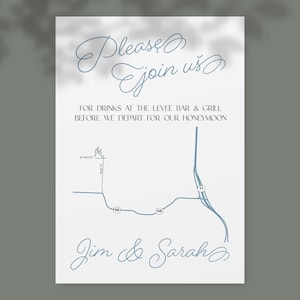 Puede incluir: Una invitación blanca con texto azul en cursiva que dice "Please join us" y "Jim & Sarah". La invitación incluye un mapa con nombres de calles y números de autopistas, y el texto "For drinks at the Levee Bar & Grill before we depart for our honeymoon."