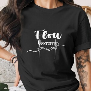 Flow Unstopped T-shirt | T-shirt med grafisk design och tankesätt | T-shirt med motiverande uttalande | Kläder som stärker identiteten