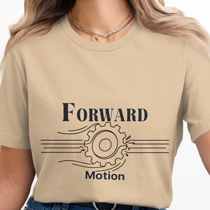 Camiseta "Movimento para Frente" | Camiseta com Estampa Motivacional | Camiseta com Ilustração de Mentalidade de Progresso | Vestuário com Identidade Simbólica