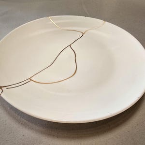 Minimalist White Ceramic Kintsugi Plate, Gold Repair Wabi Sabi Art, Handmade Broken Pottery Decor, Unique Kintsugi Gift, 10-Inch Dish