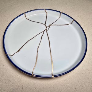 金継ぎ青縁陶器皿、金修復アート装飾、日本の侘び寂びギフト、ミニマリスト白陶器ディスプレイ、金継ぎ那用スタジオ