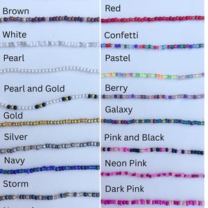 Peut inclure: Pr&eacute;sentation de colliers de perles de diff&eacute;rentes couleurs et styles. Les colliers sont dispos&eacute;s en rang&eacute;es, avec des &eacute;tiquettes telles que "Neutrals" et "Colors" au-dessus des rang&eacute;es. Les couleurs incluent le noir, le marron, le blanc, le perle, l'or, l'argent, le bleu marine, etc.