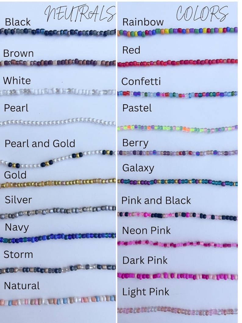 Peut inclure: Pr&eacute;sentation de colliers de perles de diff&eacute;rentes couleurs et styles. Les colliers sont dispos&eacute;s en rang&eacute;es, avec des &eacute;tiquettes telles que "Neutrals" et "Colors" au-dessus des rang&eacute;es. Les couleurs incluent le noir, le marron, le blanc, le perle, l'or, l'argent, le bleu marine, etc.