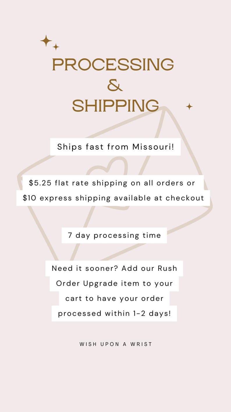 Pu&ograve; includere: Grafica con il testo "PROCESSING & SHIPPING" in oro. Il testo aggiuntivo include "Spedizioni veloci dal Missouri!" e "Tempo di elaborazione di 7 giorni". Viene visualizzato anche il nome del negozio "WISH UPON A WRIST".