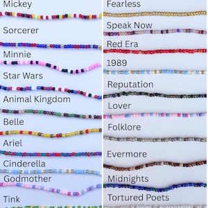 Pu&ograve; includere: Una collezione di collane di perline con vari schemi di colori ed etichette a tema. Le collane sono etichettate con temi come "Disney Cruise", "Mickey", "Fearless", "Speak Now" e "1989".