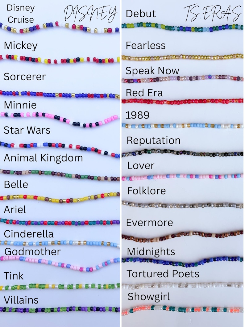 Pu&ograve; includere: Una collezione di collane di perline con vari schemi di colori ed etichette a tema. Le collane sono etichettate con temi come "Disney Cruise", "Mickey", "Fearless", "Speak Now" e "1989".