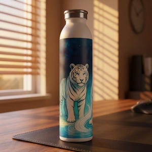 Puede incluir: Un conjunto de tres jarrones de cerámica de diferentes alturas y formas. Los jarrones están esmaltados con un acabado blanco mate, ofreciendo una estética minimalista. El jarrón más alto mide aproximadamente 25 cm de altura.