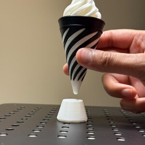Eistüte 3D Gedruckt mit Ständer | 3D unmöglich Kegel Spirale Fidget | Schreibtisch Dekor | Küchenaufsteller | Einzigartiges Black & White Twist Design