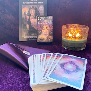 Nuevo y auténtico juego de baraja de tarot Crystal Visions y libro complementario con bolsa de tarot de satén morado y cristal de cuarzo