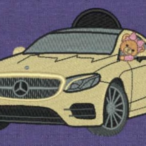 Könnte beinhalten: Ein gesticktes Motiv auf violettem Stoffhintergrund, das ein hellgelbes Luxusauto mit Mercedes-Benz-Emblem am Frontgrill zeigt. Ein kleiner brauner Teddybär mit einer rosa Schleife ist im Fenster auf der Fahrerseite des Fahrzeugs zu sehen.