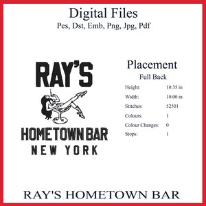 Pode incluir: Design de arquivo digital em preto e branco para Ray's Hometown Bar, Nova York. O design inclui o texto "RAY'S" acima de uma ilustração de uma mulher reclinada em um copo de martini e o texto "HOMETOWN BAR NEW YORK". O design tem 26,29 cm de altura e 25,40 cm de largura.