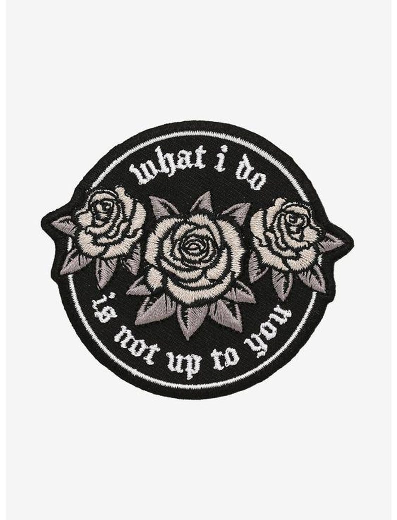 Może przedstawiać: Haftowana czarna naszywka z trzema szarymi r&oacute;żami i białym napisem "what I do is not up to you". Naszywka jest okrągła z czarną obw&oacute;dką i białym pierścieniem wewnętrznym.