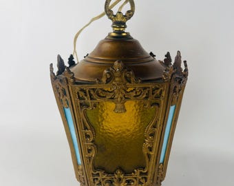 Lámpara colgante gótica antigua con paneles de vidrio esmerilado (faltan piezas).